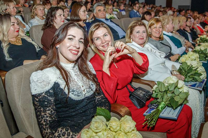 Более 200 педагогов Одинцовского округа получили награды ко Дню учителя (2026)