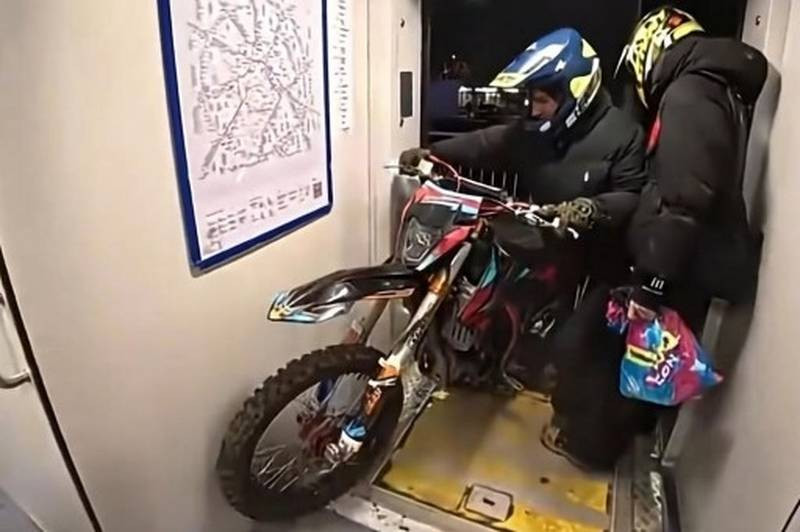 Питбайкеры устроили опасный заезд по платформе станции Перхушково (2026)